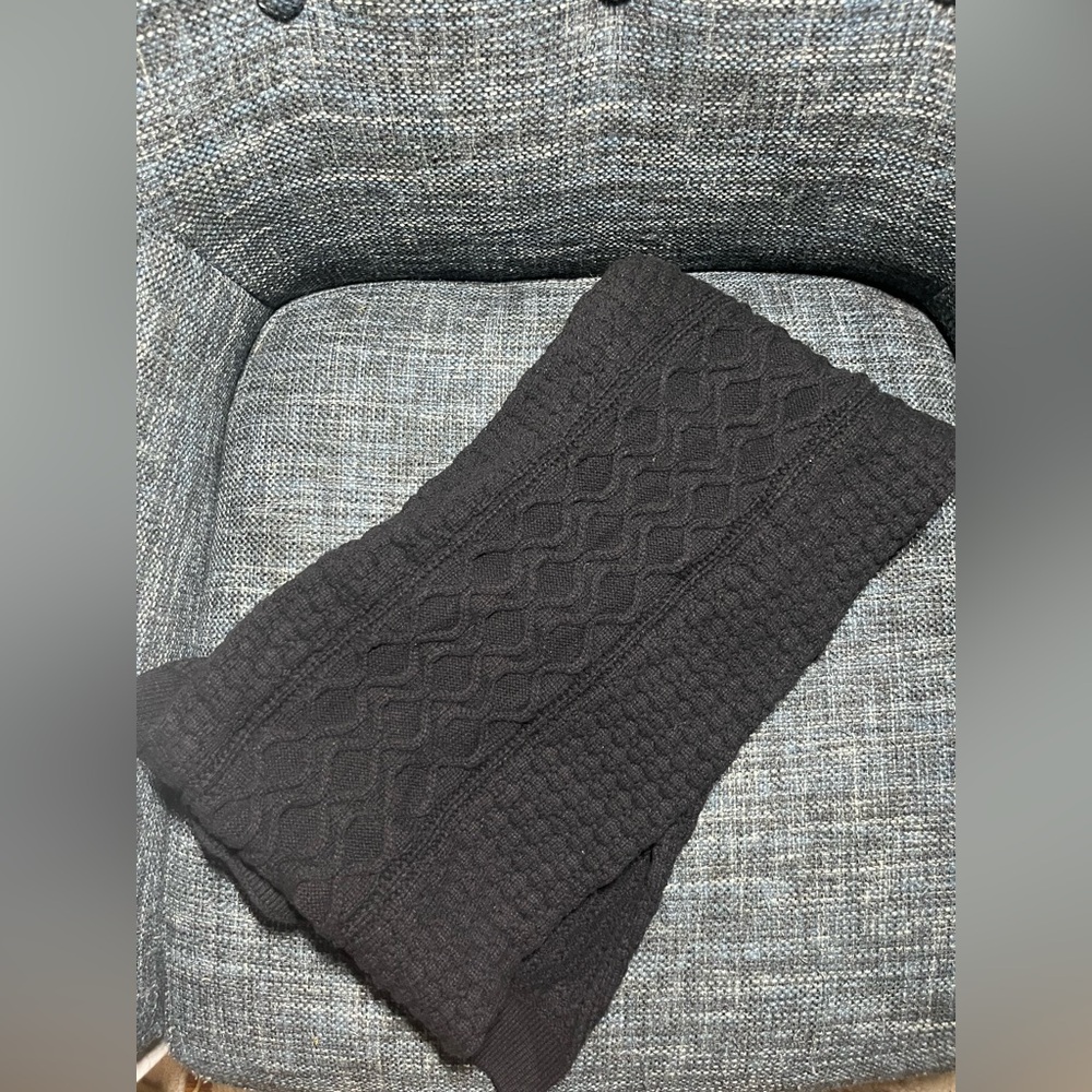 Athleta scarf. Very thick. Good for winter. Only worn a few times.